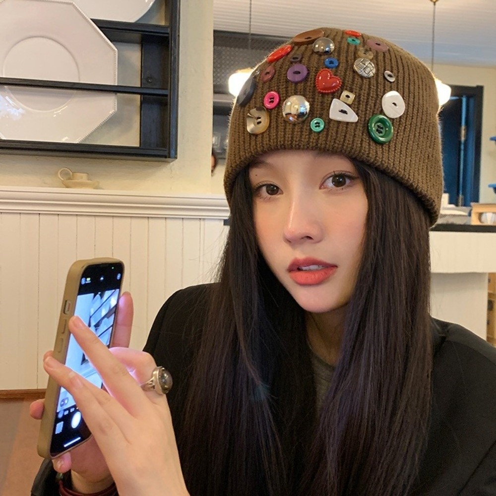 Beanie Cuffed Knit - قبعة بيني مزينة بأزرار ملونة، قبعة