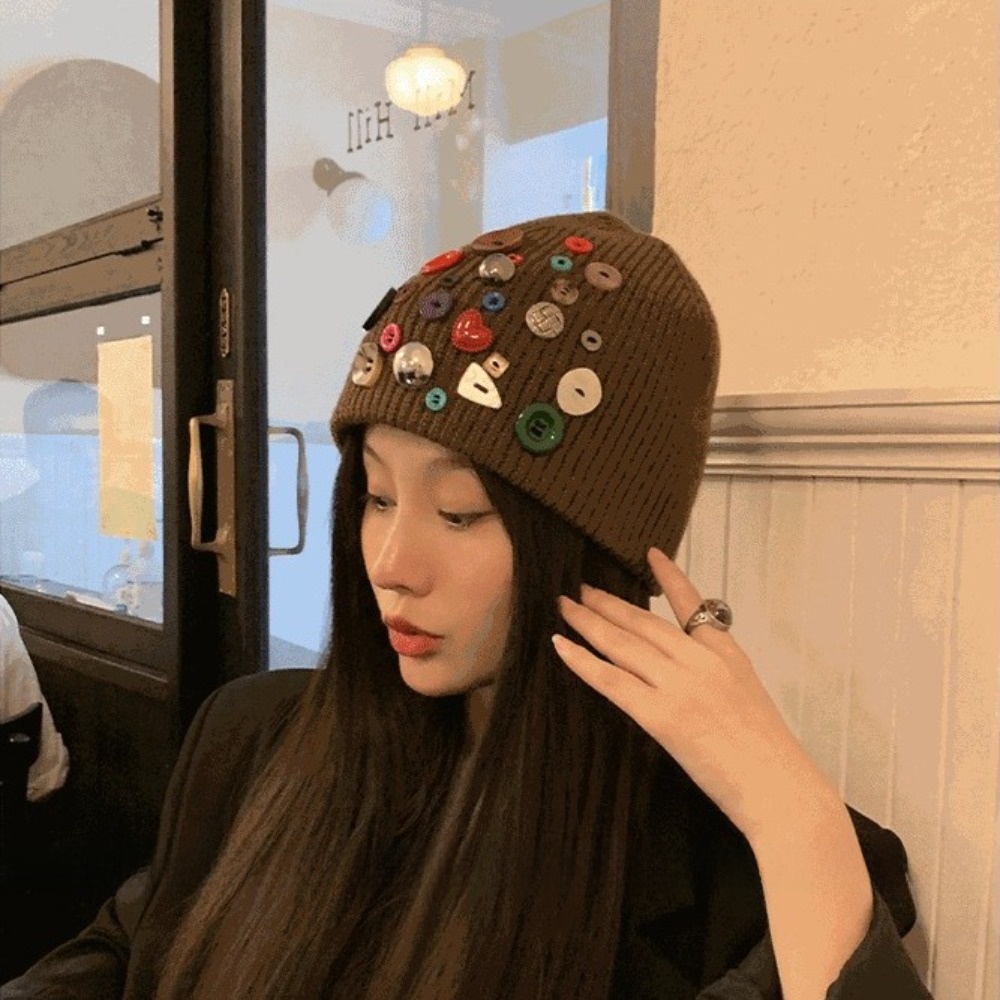 قبعة بيني مزينة بأزرار ملونة،  - مراجعة Beanie Cuffed Knit وسعره